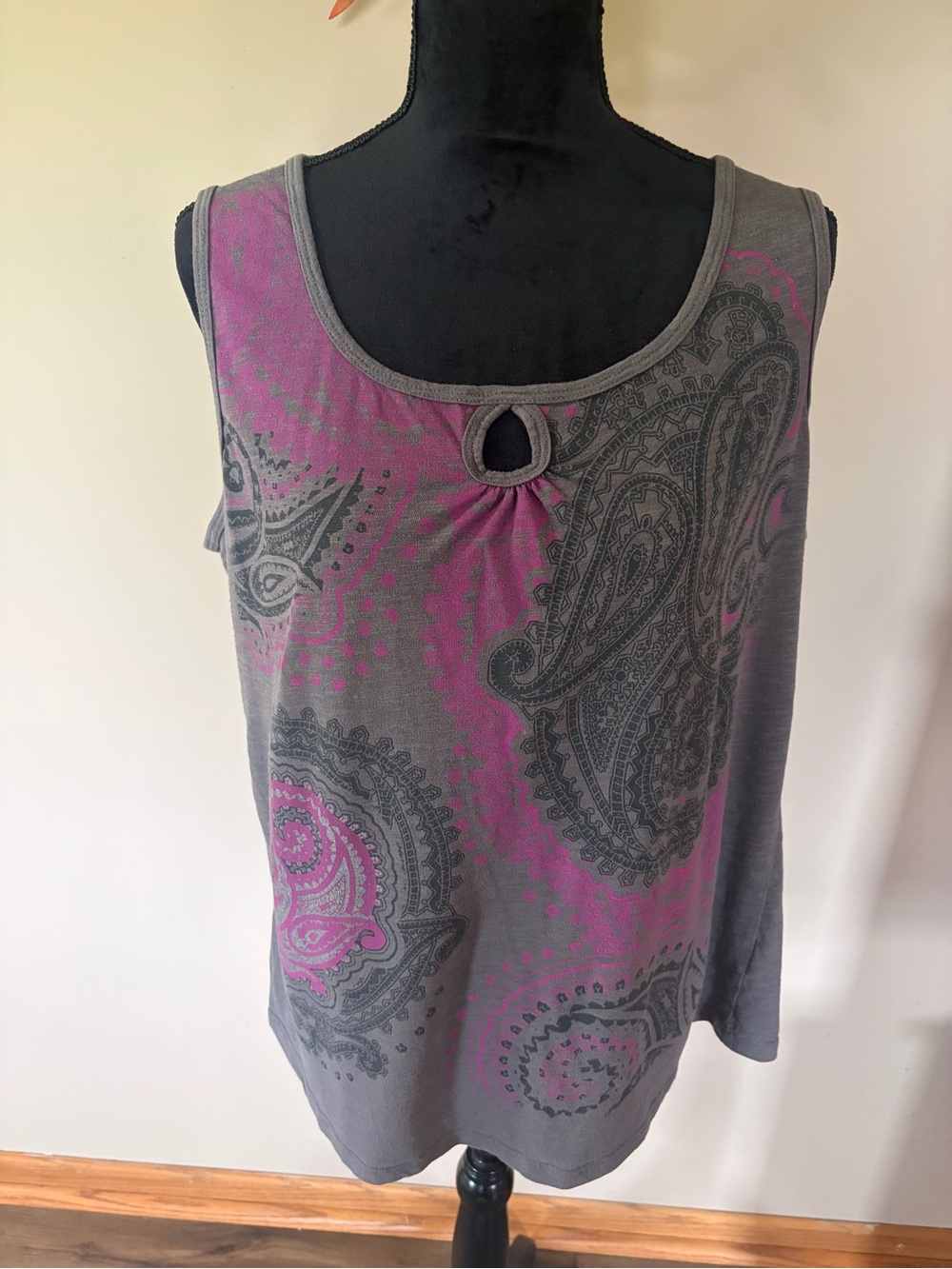 Faded Glory Gray and Magenta Paisley Keyhole Tank